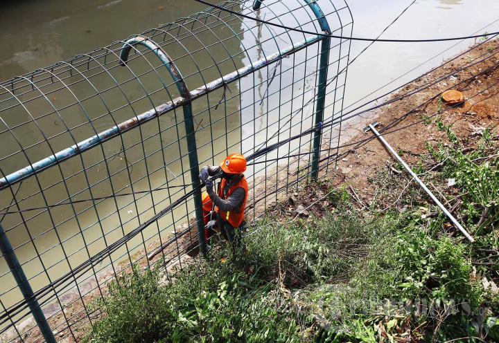 Menata Kabel Semrawut di Jakarta