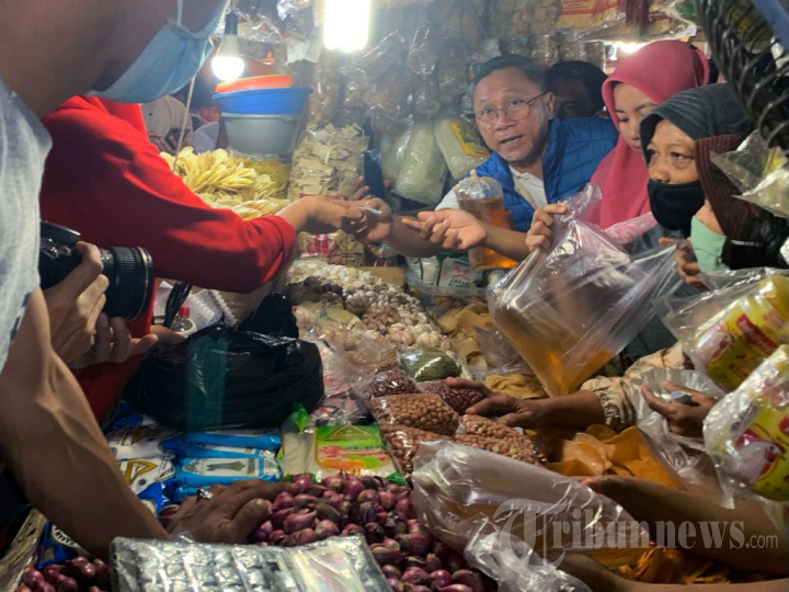 Mendag Zulhas Traktir Emak Emak Minyak Goreng dan Cabai