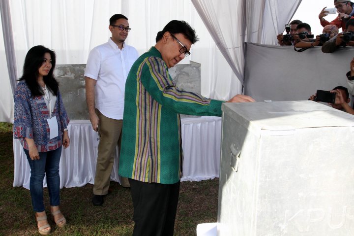 Mendagri Mengecek TPS Di Kota Tangsel