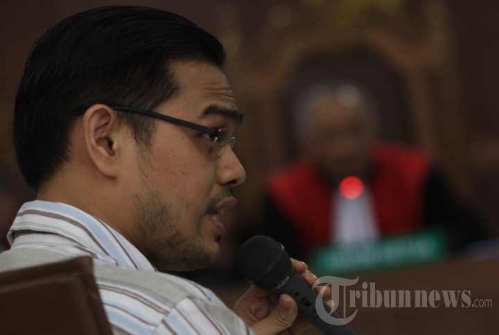 MENDENGARKAN SAKSI-