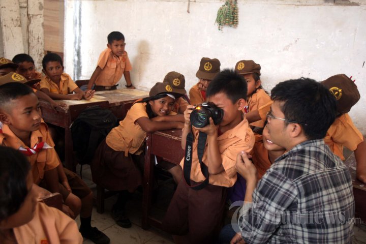 MENGAJAR SENI KEPADA ANAK SINABUNG