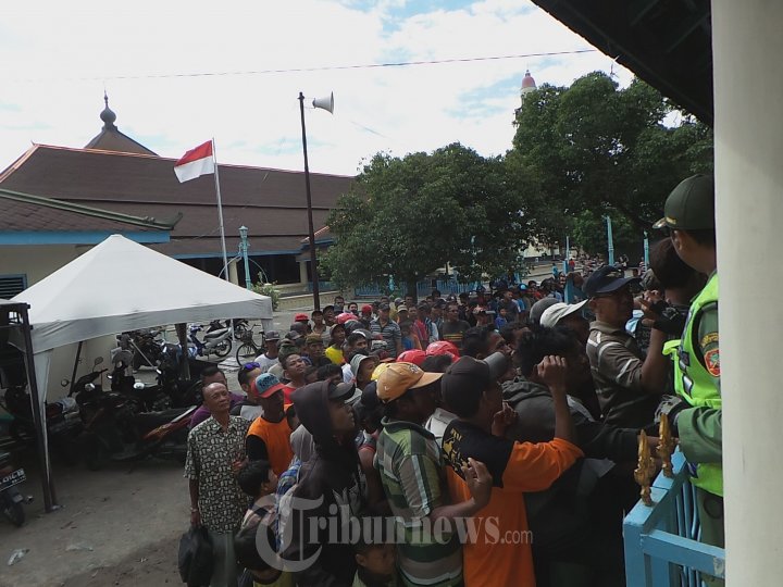 Mengantri Daging Qurban di Alun-Alun Solo