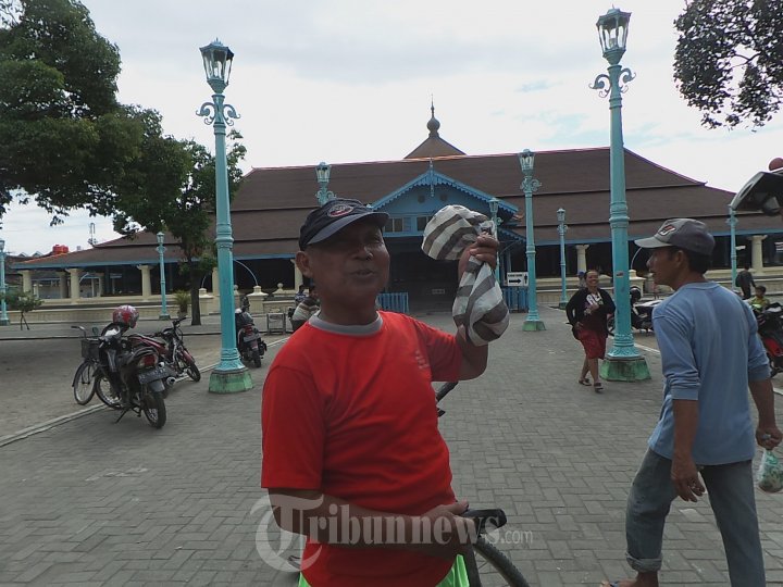 Mengantri Daging Qurban di Alun-Alun Solo