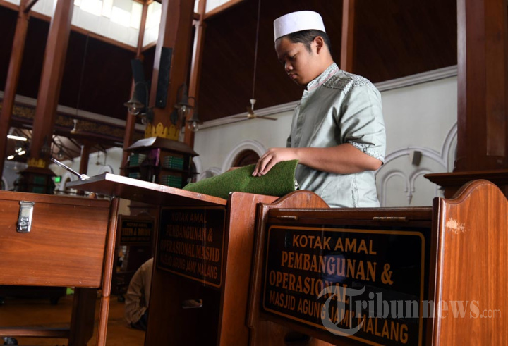 Menghitung Uang dari Kotak Amal di Bulan Ramadan