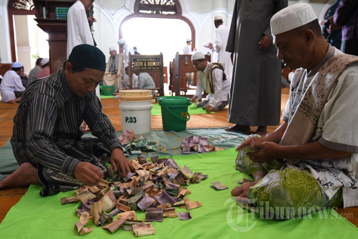 Menghitung Uang dari Kotak Amal di Bulan Ramadan