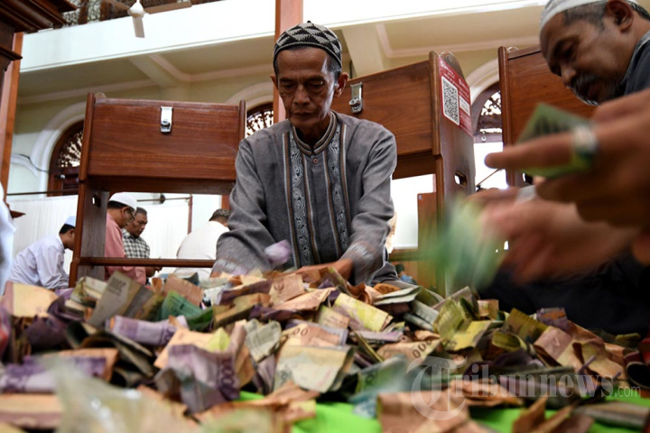 Menghitung Uang dari Kotak Amal di Bulan Ramadan