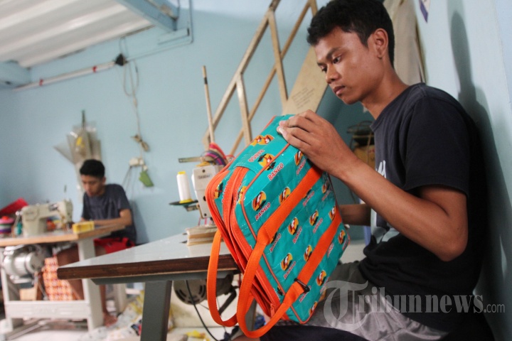 Mengintip Rumah Produksi Daur Ulang Plastik