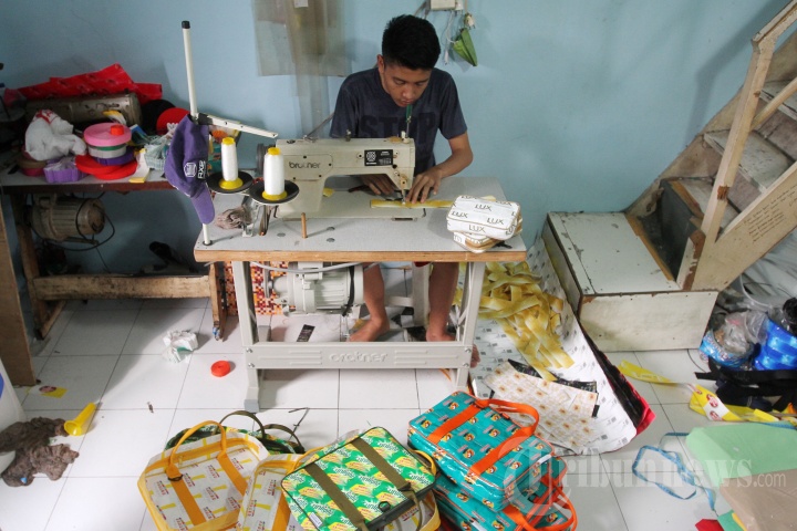 Mengintip Rumah Produksi Daur Ulang Plastik