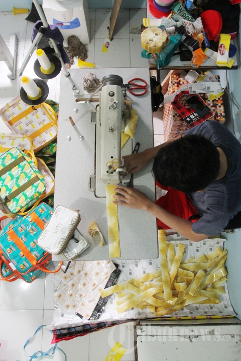 Mengintip Rumah Produksi Daur Ulang Plastik