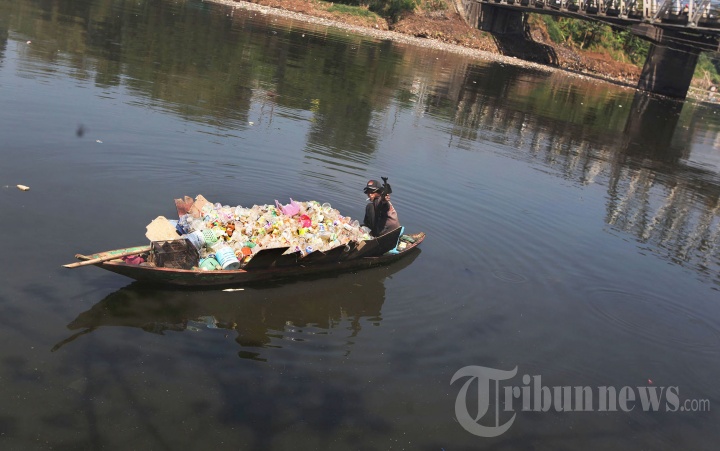 Mengkais Keberuntungan di Sungai Citarum