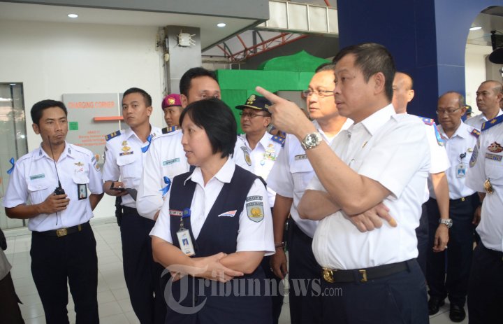 Menhub Ignasius Jonan Sidak di Stasiun Gubeng