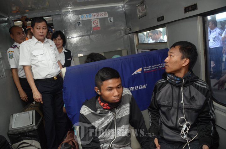 Menhub Ignasius Jonan Sidak di Stasiun Gubeng