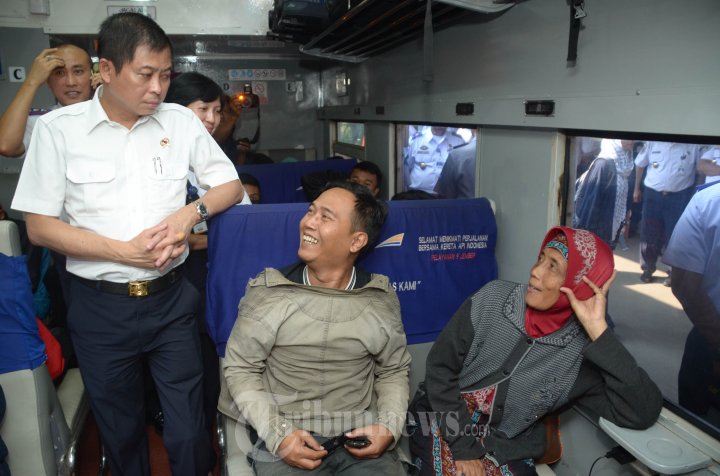 Menhub Ignasius Jonan Sidak di Stasiun Gubeng