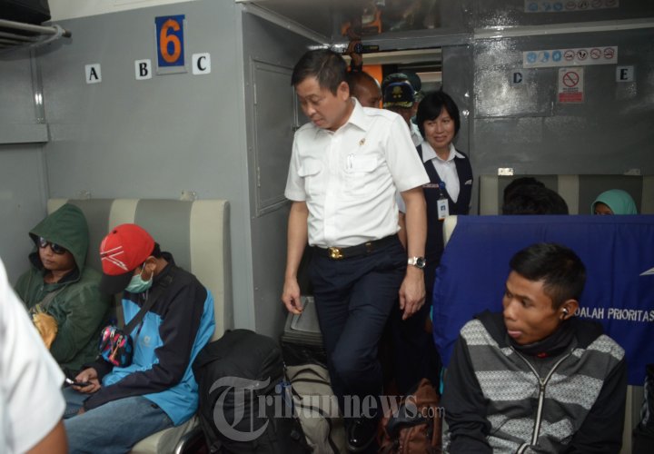 Menhub Ignasius Jonan Sidak di Stasiun Gubeng