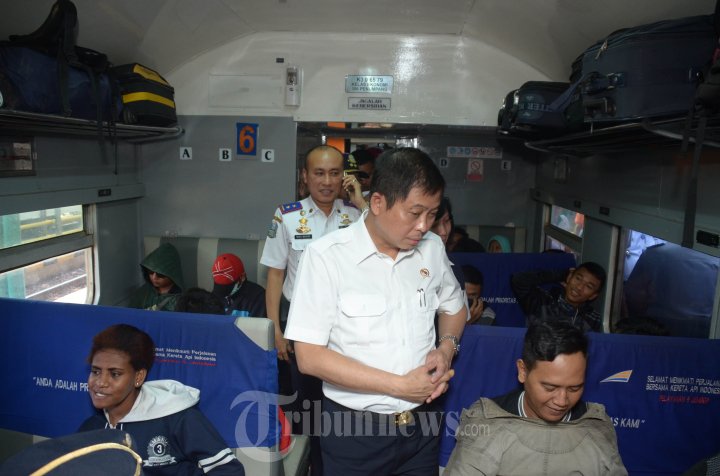 Menhub Ignasius Jonan Sidak di Stasiun Gubeng