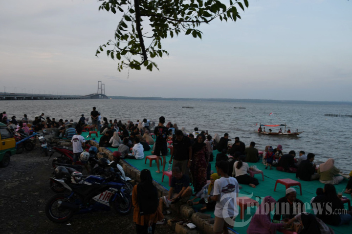 Menikmati Liburan di Kaki Suramadu