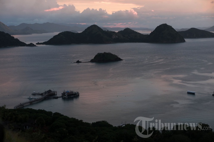 Menikmati Matahari Terbenam di Labuan Bajo