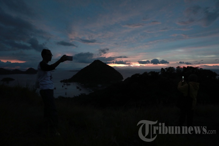 Menikmati Matahari Terbenam di Labuan Bajo