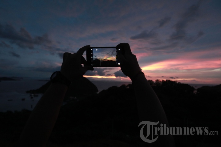 Menikmati Matahari Terbenam di Labuan Bajo
