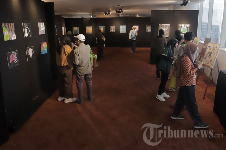 Menikmati Pameran lukisan Sekaligus Kampanyekan Anti Rokok