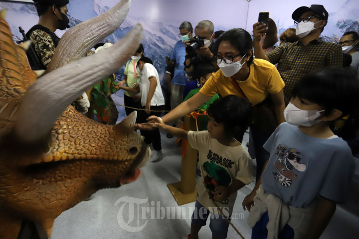 Menikmati Wahana Dino Xscape