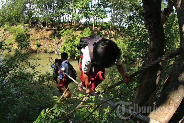 Meniti Kawat Jembatan Ambruk untuk Sekolah