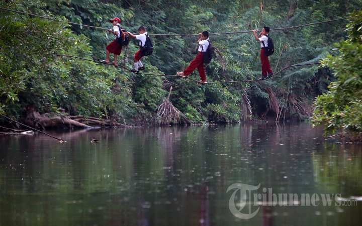Meniti Kawat Jembatan Ambruk untuk Sekolah