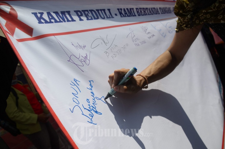 Menkes Bantu Kit Tes HIV