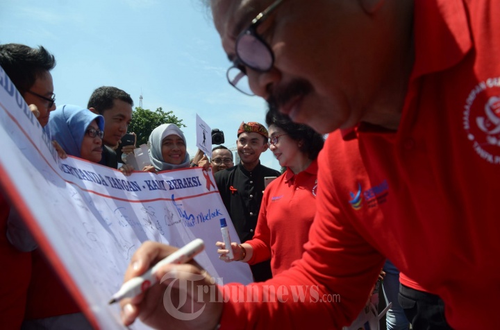 Menkes Bantu Kit Tes HIV