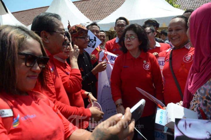 Menkes Bantu Kit Tes HIV