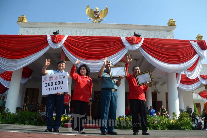 Menkes Bantu Kit Tes HIV