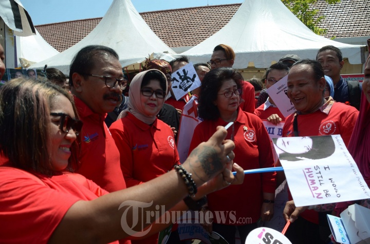 Menkes Bantu Kit Tes HIV