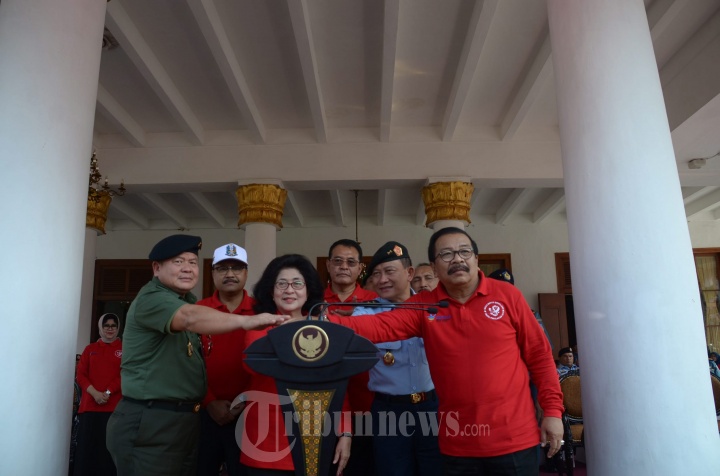 Menkes Bantu Kit Tes HIV