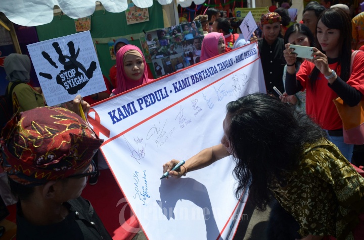 Menkes Bantu Kit Tes HIV