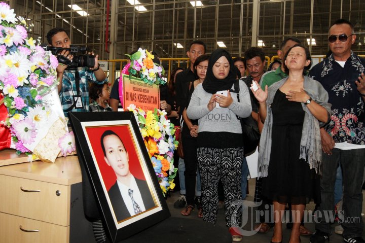 Menkes Sambut Jenazah Dokter Andra di Bandara Soetta