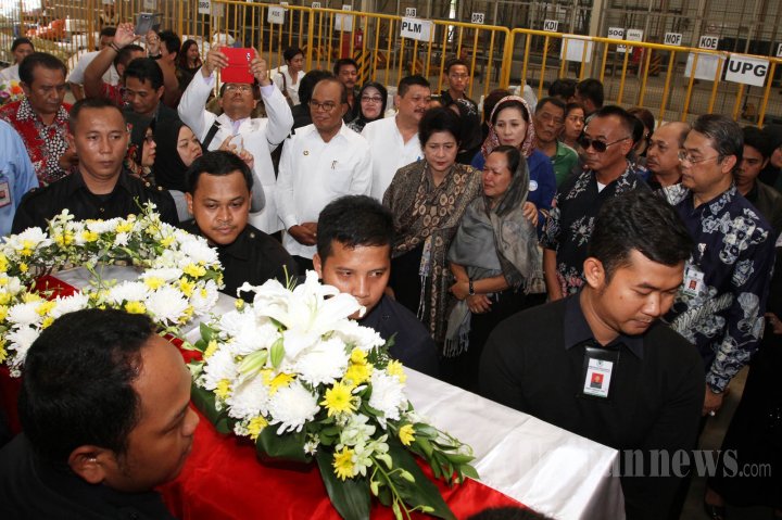 Menkes Sambut Jenazah Dokter Andra di Bandara Soetta