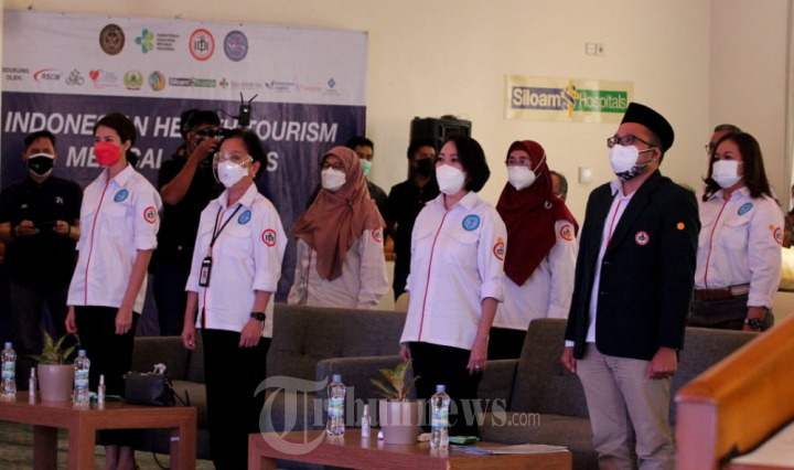 Menko Luhut Hadiri Pelantikan Anggota PERKEDWI di di Siloam