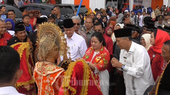 Menko PMK Puan Maharani Bagikan Kartu Pintar Indonesia