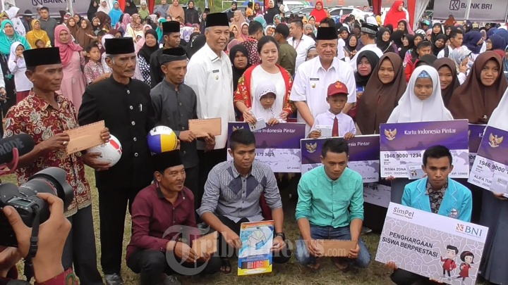 Menko PMK Puan Maharani Bagikan Kartu Pintar Indonesia
