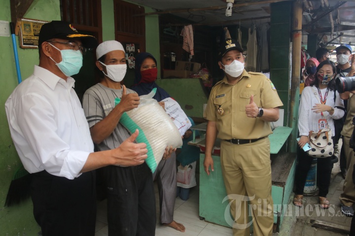 Menko PMK Tinjau Pendistribusian Bansos Presiden di Tangerang