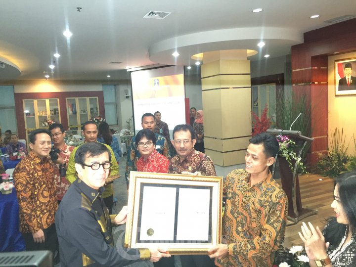 Menkumham Serahkan Sertifikat Kepada M Kusrin