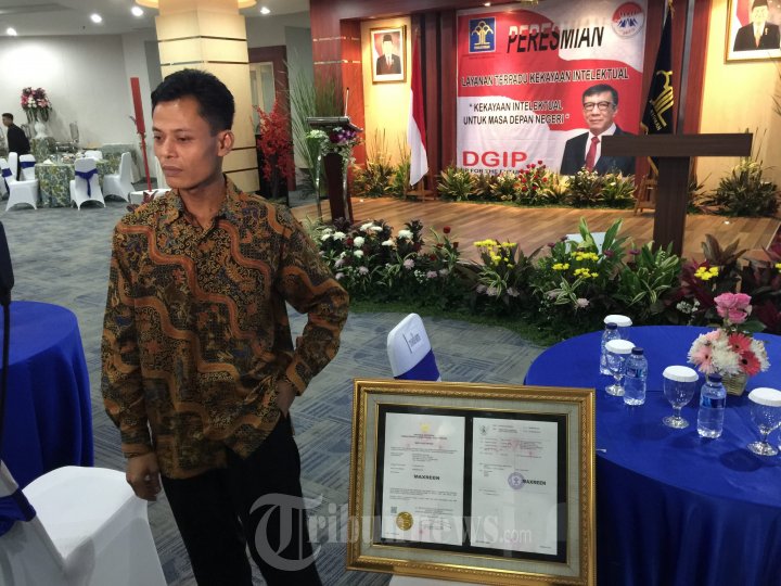 Menkumham Serahkan Sertifikat Kepada M Kusrin