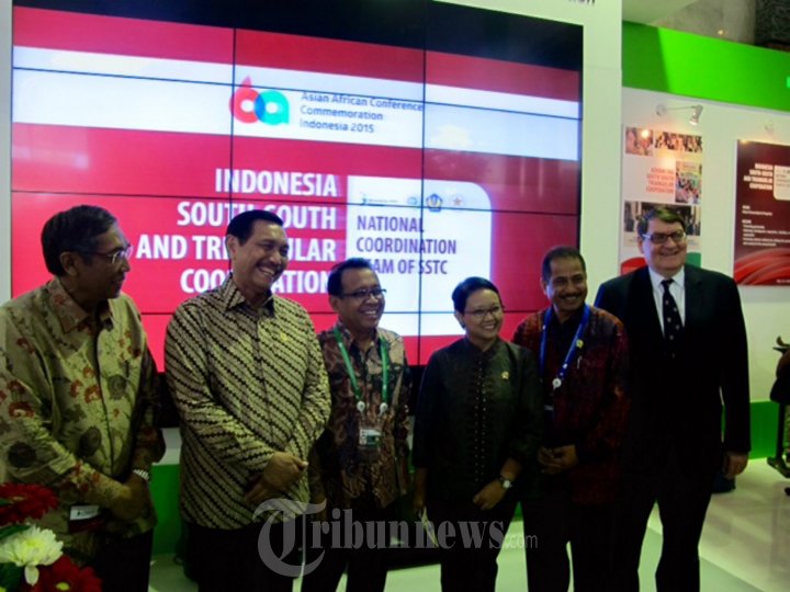 Menteri Luar Negeri Retno Marsudi, selaku Ketua Bidang Substansi Panitia Nasional Peringatan Konferensi Asia Afrika (KAA) ke-60, usai meresmikan Pameran Kerjasama Selatan-Selatan bersama rombongan kunjungi stand pameran Peringatan KAA ke-60 di Jakarta Convention Center (JCC), Jakarta, Minggu (19/4/2015). 