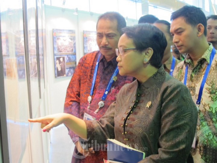 Menteri Luar Negeri Retno Marsudi, selaku Ketua Bidang Substansi Panitia Nasional Peringatan Konferensi Asia Afrika (KAA) ke-60, usai meresmikan Pameran Kerjasama Selatan-Selatan bersama rombongan kunjungi stand pameran Peringatan KAA ke-60 di Jakarta Convention Center (JCC), Jakarta, Minggu (19/4/2015). 
