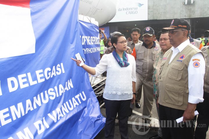 Menteri luar Negeri, Retno Marsudi, didampingi Kepala BNPB Syamsu Maarif, melepas keberangkatan 20 tim relawan dan 35 ton bahan bantuan kemanusiaan Indonesia untuk membantu korban bencana anginTopan Pam di Republik Vanuatu, menggunakan pesawat Garuda Indonesia, di Garuda Cargo Centre, Bandara Soekarno Hatta, Kota Tangerang, Sabtu (4/4/2015). 