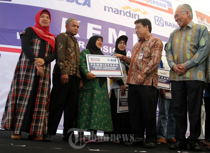 Menperindag Saksikan Penyerahan Modal Warung Tradisional
