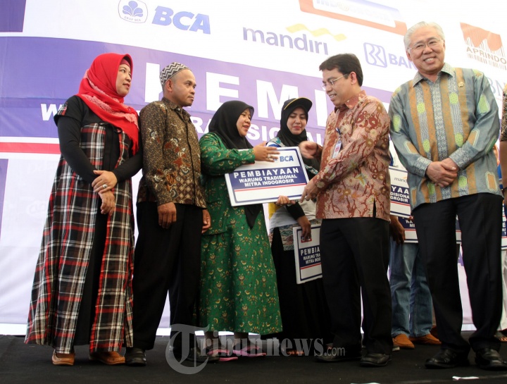 Menperindag Saksikan Penyerahan Modal Warung Tradisional