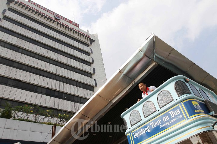 Menpora Mencoba Mobil Bandros Untuk Mengarak Owi-Butet