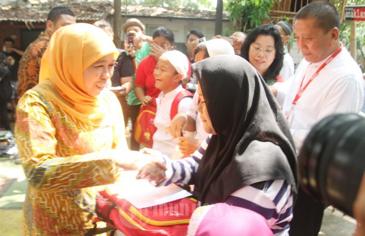 Mensos Khofifah Beri Bantuan Komunitas Anak Langit