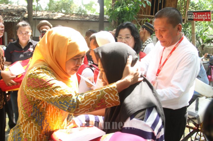 Mensos Khofifah Beri Bantuan Komunitas Anak Langit